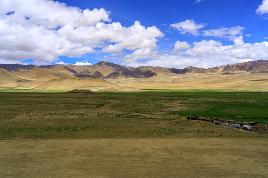 西藏日喀则定日县珠峰路风光