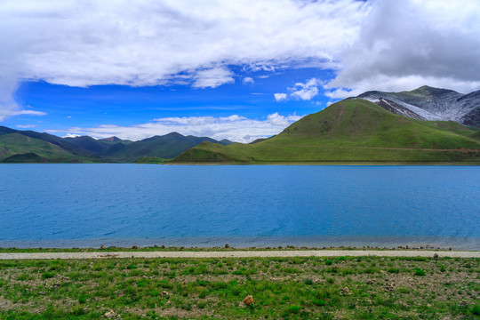 西藏羊卓雍措羊湖蓝天白云