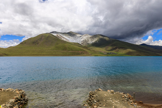 西藏羊卓雍措羊湖蓝色湖水