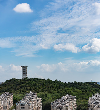 秋日城市上空的云