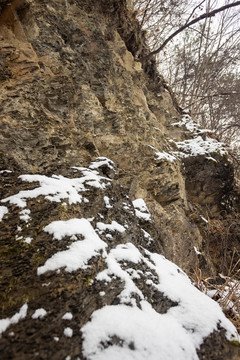 积雪覆盖的悬崖峭壁