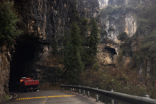 汽车正在穿过悬崖峭壁间的隧道