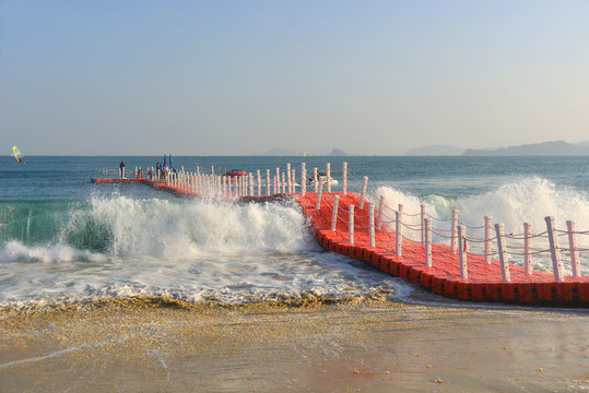 深圳大梅沙海滩浪花和浮桥