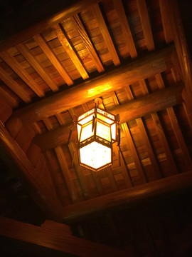 夜晚下复古木屋里的六角灯笼