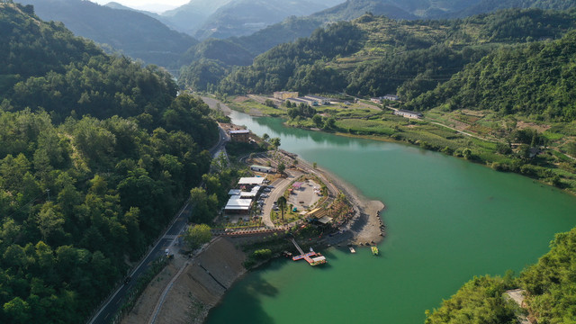 鄂坪大河湾风光