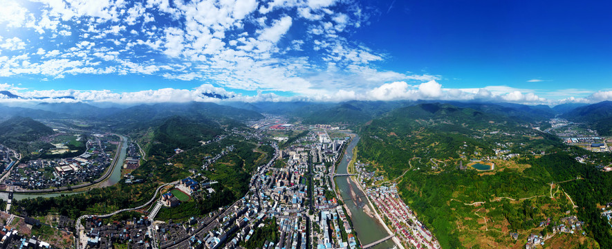 荥经河流上游全景