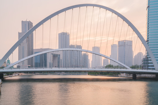 天津城市天际线和海河上的桥梁