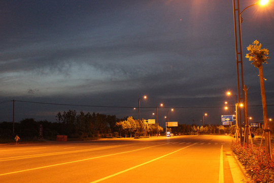 夜晚马路上的黄色路灯