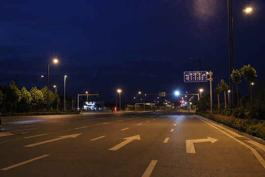 夜晚马路上的路灯