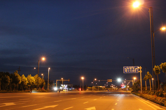 夜晚马上两旁的路灯