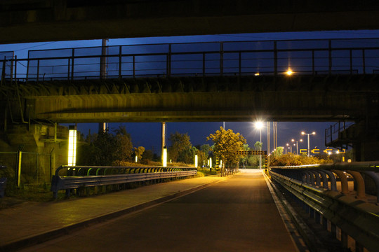 夜晚铁路桥下通道