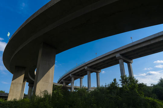 高架桥剪影高速交叉口