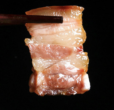筷子夹腊肉片