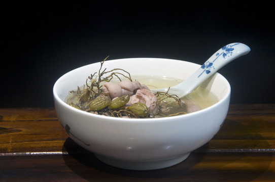 小肠炖石橄榄养生汤