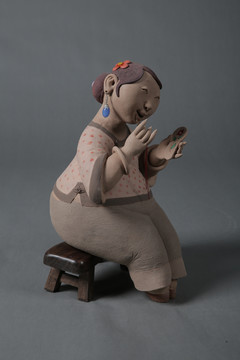 绣鞋垫的女子雕塑