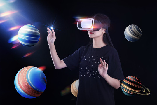 戴着VR虚拟现实眼镜的女人