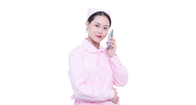使用手机的年轻女护士形象