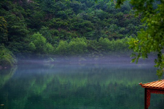 湖与晨雾