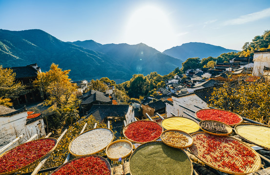 江西婺源篁岭景区秋季晒秋风光