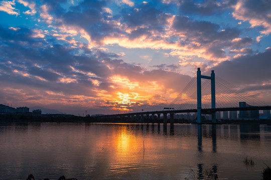 魁浦大桥的夕阳