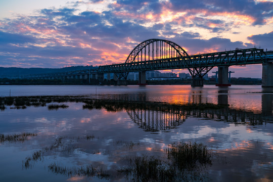 铁路桥夕阳
