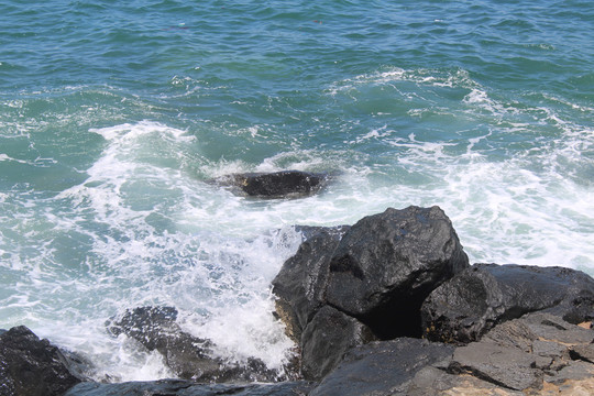 海浪拍打石头