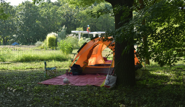 野外的露营帐篷