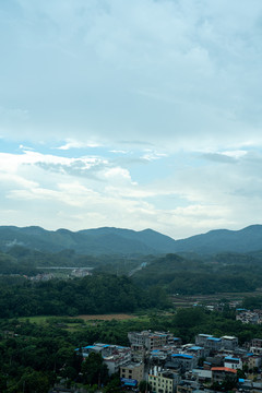 蓝天下的村落都市远山