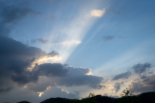 阳光透出云层雨过天晴多云层