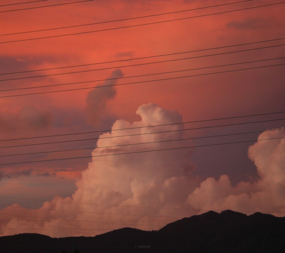 极度对比夕阳下的云朵