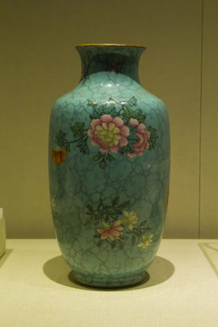 松石绿底粉彩折枝花卉瓷瓶