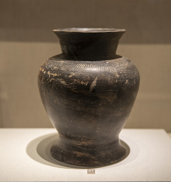 良渚文化刻符圈足陶罐