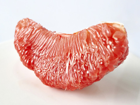盘子里的红柚果肉
