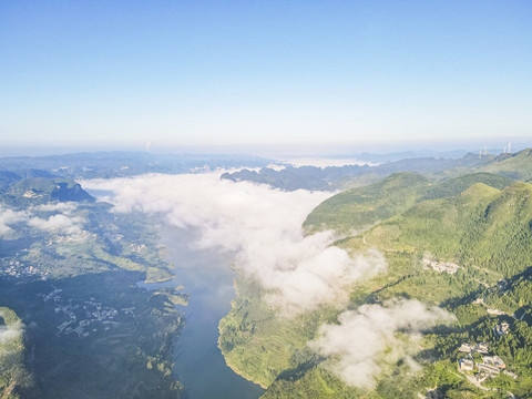 云雾缭绕山川湖泊