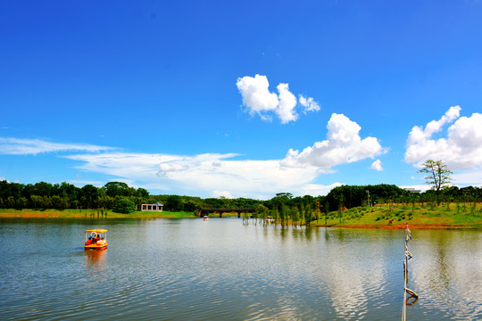 蓝天白云河水湖泊游艇