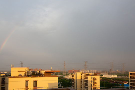 雨后彩虹城市一角