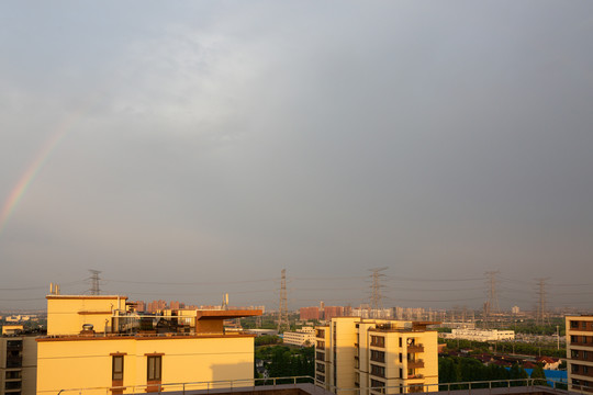 雨后彩虹城市一角