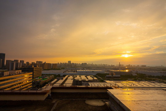 黄昏夕阳下的工业区厂房