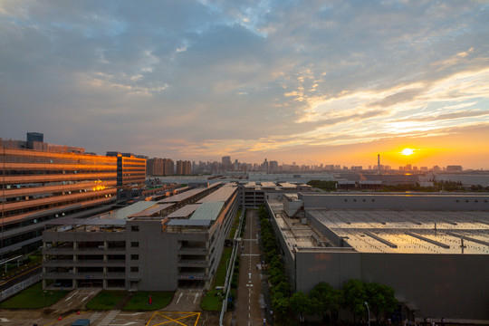 夕阳下的工业区厂房