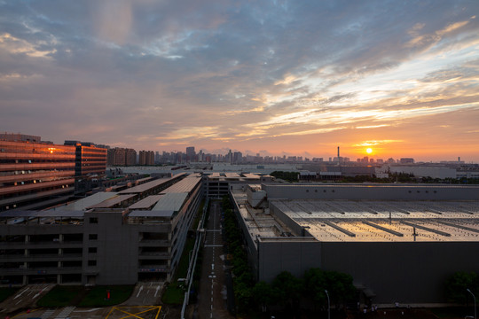 夕阳余晖下的安亭工业区