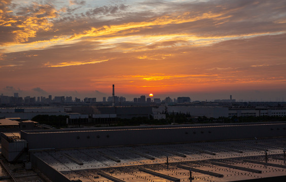 晚霞余晖下的城市工业区