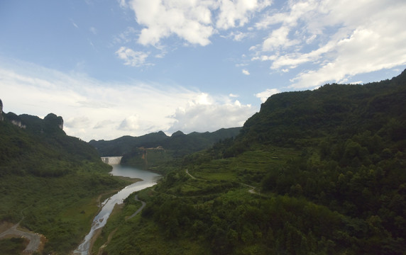 山间的小河流