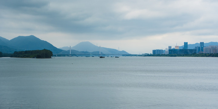 杭州富阳富春江畔城市风光