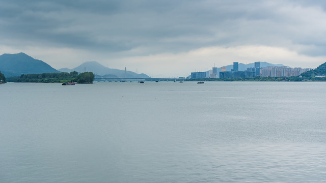 杭州富阳富春江畔城市风光