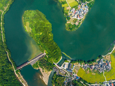 乡村夏日美丽江湾景美如画