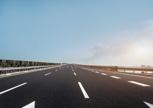 公路行车道和城市风光