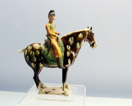 唐代彩绘陶骑马男俑