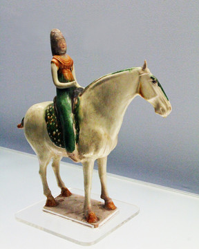 唐代彩绘陶骑马女俑