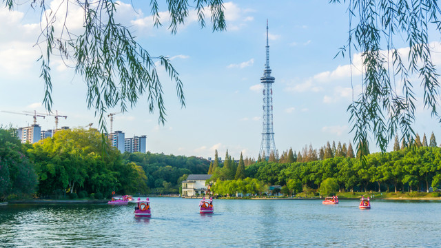 湖畔风情