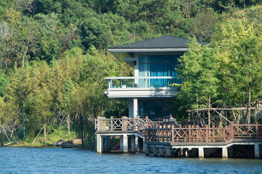 椒江植物园湖边建筑